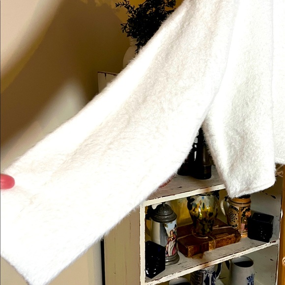 H&M White Knit Fluffy Cropped Sweater. Drop shoulders with Dolman sleeves. EUC - Picture 4 of 5
